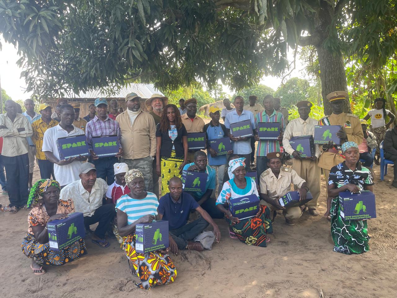 Distribuição de kits solares às comunidades da Zambézia